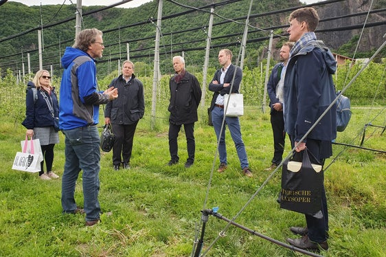 I giovani dirigenti bavaresi hanno imparato a conoscere la frutticoltura e la viticoltura presso il Centro di Sperimentazione Laimburg. (Foto: ASP)