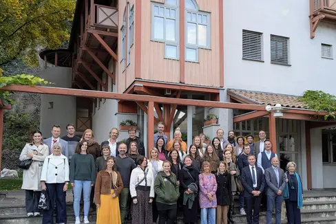 Gruppenbild mit Landesrat (vorne, Dritter von rechts): 32 Absolventinnen und Absolventen des Kräuterkurses haben ihr Zertifikat der beruflichen Qualifikation erhalten. (Foto: LPA/Fachschule Laimburg)
