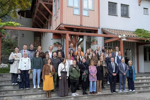 Gruppenbild mit Landesrat (vorne, Dritter von rechts): 32 Absolventinnen und Absolventen des Kräuterkurses haben ihr Zertifikat der beruflichen Qualifikation erhalten. (Foto: LPA/Fachschule Laimburg)