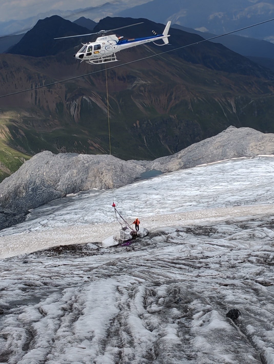 Der Abtransport des gesammelten Materials erfolgte teilweise mit einem Hubschrauber.