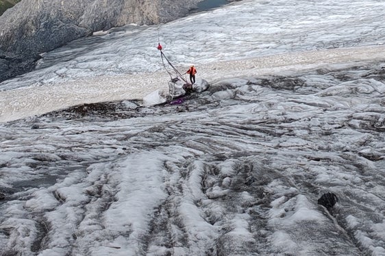 Poiché una parte dei rifiuti raccolti si trovava in zone di difficile accesso, il trasporto del materiale è stato effettuato anche con l’ausilio di un elicottero. (Foto: USP/Ispettorato forestale Silandro)