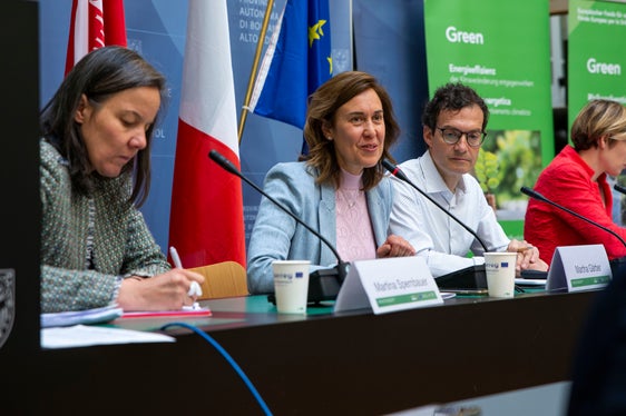 Die Direktorin der Abteilung Europa, Martha Gärber, und ihr Stellvertreter Peter Paul Gamper (2.u.3.v.l.) bei der heutigen Efre-Begleitausschusssitzung (Foto: LPA/Fabio Brucculeri)