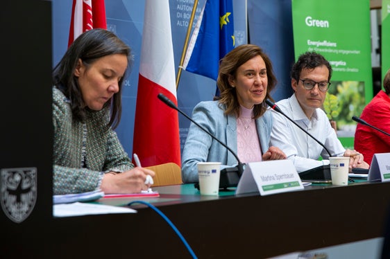 Die Direktorin der Abteilung Europa, Martha Gärber, und ihr Stellvertreter Peter Paul Gamper (2.u.3.v.l.) bei der heutigen Efre-Begleitausschusssitzung (Foto: LPA/Fabio Brucculeri)