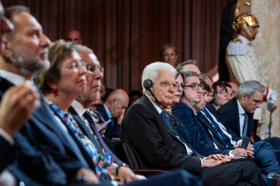 Staatspräsident Sergio Mattarella (Mitte) verfolgt die Festansprache von Landeshauptmann Kompatscher beim Festakt zum 80. Jahrestag der Unterzeichnung des Pariser Vertrages. (Foto: LPA/Ivo Corrà)