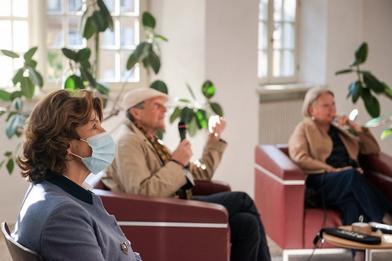 LRin Hochgruber Kuenzer, der Künstler Manfred Alois Mayr und Landeskonservatorin Dalla Torre (Foto: LPA/Claudia Corrent)