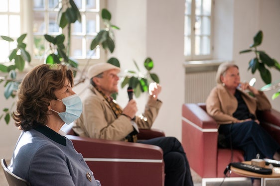 L'assessora Maria Hochgruber Kuenzer (a dx) e la soprintendente ai beni culturali Karin Dalla Torre (a dx) a colloquio con l'artista Manfred Alois Mayr a Palazzo Rottenbuch a Bolzano. (Foto: ASP/Claudia Corrent)