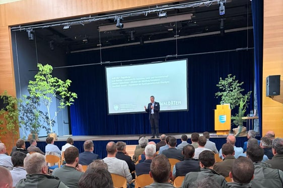 Die Fachtagung Wald im Wandel des Forstinspektorates Schlanders thematisierte den Umbau von Schwarzkiefernwäldern zu naturnahen, laubholzreichen Mischwäldern am Vinschger Sonnenberg. (Foto: LPA/Tobias Erschbamer)