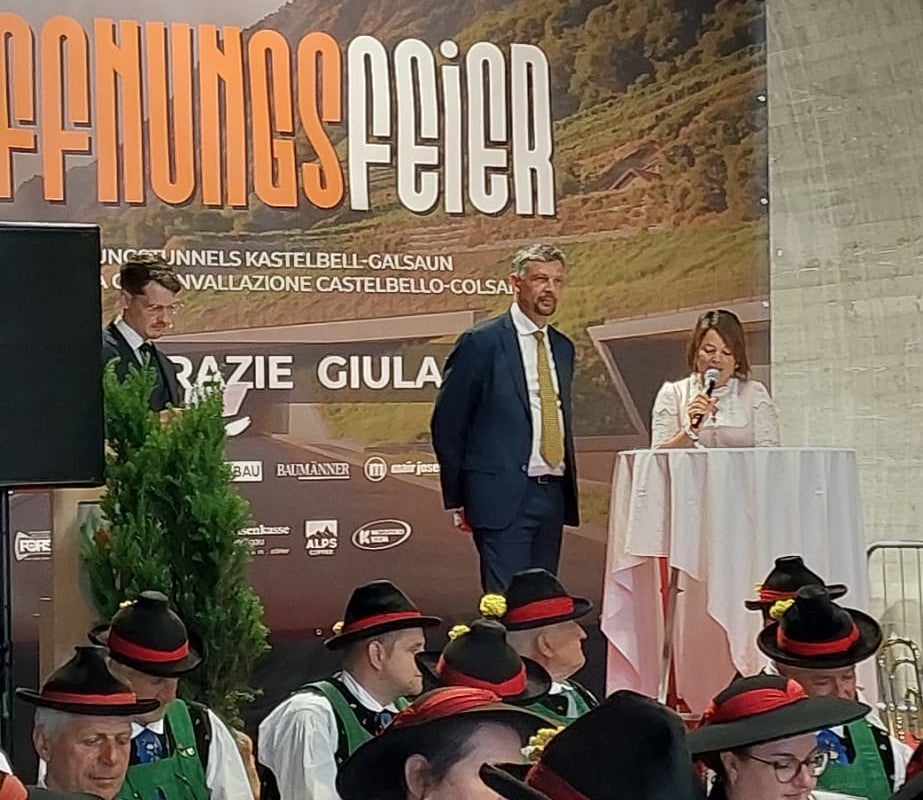 Maria Forcher, cittadina di Castelbello, ha vissuto da vicino i lavori per la circonvallazione e, con un discorso accanto all'assessore provinciale alle Infrastrutture e alla Mobilità Daniel Alfreider, può finalmente festeggiare l'apertura della circonvallazione: la strada sarà aperta al traffico da martedì 9 giugno. (Foto: USP/Helga Morandell)
