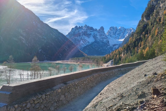 Die neuen Lawinenschutzdämme tragen zur langfristigen Sicherung der Straßenverbindung zwischen Südtirol, der Region Venetien und den Olympia-Austragungsorten Mailand Cortina 2026 bei. (Foto: LPA/Ressort für Infrastrukturen und Mobilität)