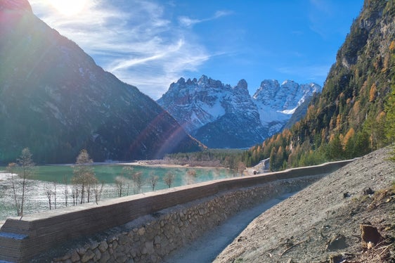 Die neuen Lawinenschutzdämme tragen zur langfristigen Sicherung der Straßenverbindung zwischen Südtirol, der Region Venetien und den Olympia-Austragungsorten Mailand Cortina 2026 bei. (Foto: LPA/Ressort für Infrastrukturen und Mobilität)