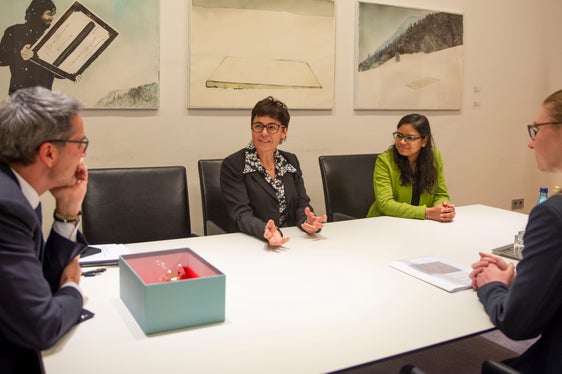 Il presidente Kompatscher a colloquio con le microbiologhe (Foto: ASP/Fabio Brucculeri)