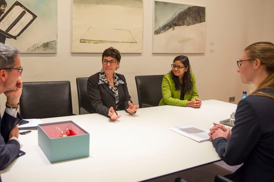 Landeshauptmann Kompatscher im Gespräch mit den Mikrobiologinnen (Foto: Fabio Brucculeri)