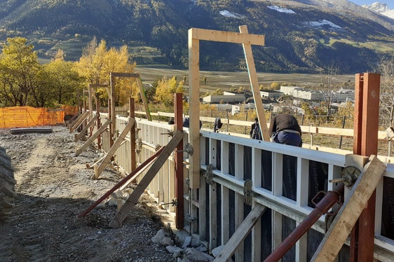 Der Bautrupp mit Vorarbeiter Hansjörg Stricker bei der Anpassung der Abflusssektion am Vetzanerbach in Goldrain (Foto: LPA/Landesamt für Wildbach- und Lawinenverbauung West)