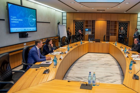 Intensives Arbeitstreffen im Sitzungssaal der Landesregierung zwischen Landesrat Alfreider (vorne l.), Staatssekretärin Gava (2. v. l.), Landeshauptmann Kompatscher (vorne r.) und Landesrat Vettorato (2. v. r.). (Foto: LPA/Fabio Brucculeri)