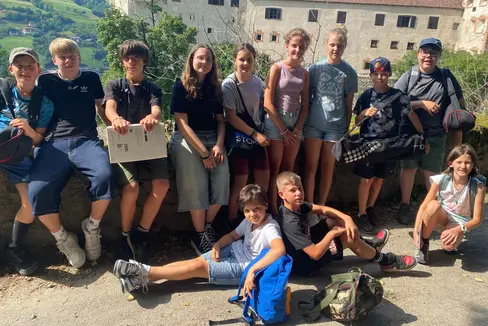 Die Burgen im Blick hatten die Workshopteilnehmerinnen und -teilnehmer unter anderem bei der Exkursion zur Trostburg. (Foto: LPA/Pädagogische Abteilung der Deutschen Bildungsdirektion/Thomas Troi)