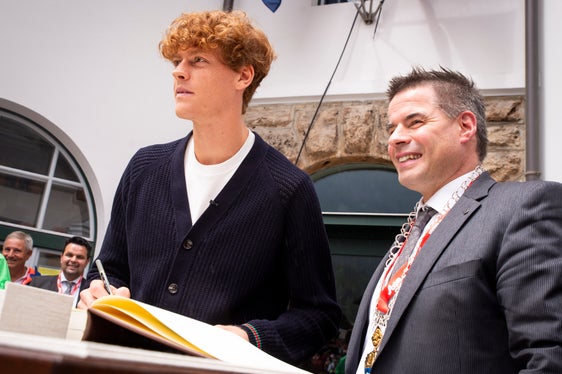 Bürgermeister Thomas Summerer mit dem wohl bekanntesten Bürger seiner Gemeinde, Jannik Sinner. (Foto: LPA/Fabio Brucculeri)