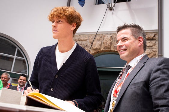 L'orgoglio di un paese intero. Il campione Jannis Sinner (a sinistra) e un raggiante Thomas Summerer, sindaco di Sesto Pusteria e grandissimo tifoso del campione altoatesino. (Foto: ASP/Fabio Brucculeri)