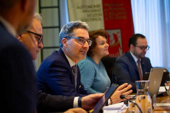 Klärten bei ihrer ersten Regierungssitzung auch organisatorische Fragen: LH Arno Kompatscher (Bildmitte) mit (v.l.) Generaldirektor Alexander Steiner (von hinten), Generalsekretär Eros Magnago, LH-Stellvertreterin Rosmarie Pamer und LH-Stellvertreter Marco Galateo. (Foto: LPA/Fabio Brucculeri)