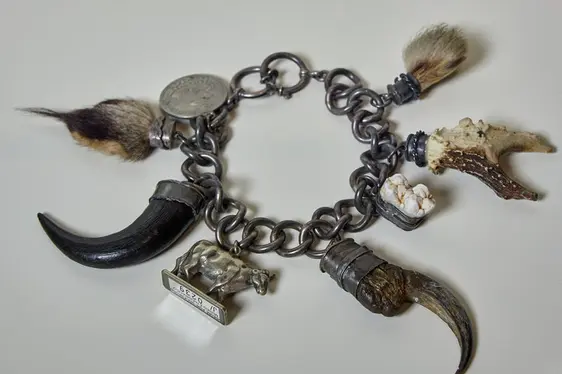 Ein Charivari-Amulett mit Zähnen, Krallen und Hörnern, das seinem Träger die Kraft, Mut und Schnelligkeit dieser Tiere verleiht. (Sammlung Schloss Wolfsthurn - Südtiroler Landesmuseum für Jagd und Fischerei (Foto: Hermann Maria Gasser)