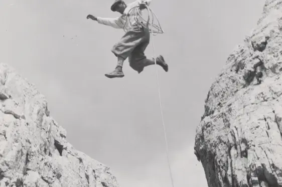 Ein beherzter Sprung – dieser Bergsteiger in einer Werbeaufnahme für das Land Südtirol aus der ersten Hälfte des 20. Jahrhunderts zeigt Wagemut. (Foto: Bestand Südtirol Tourismuswerbung im Landesamt für Film und Medien)