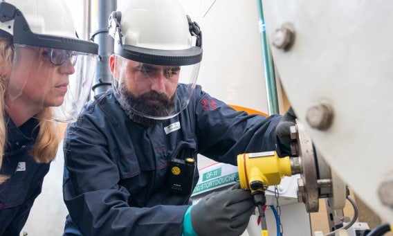 Collega's aan het werk bij machine