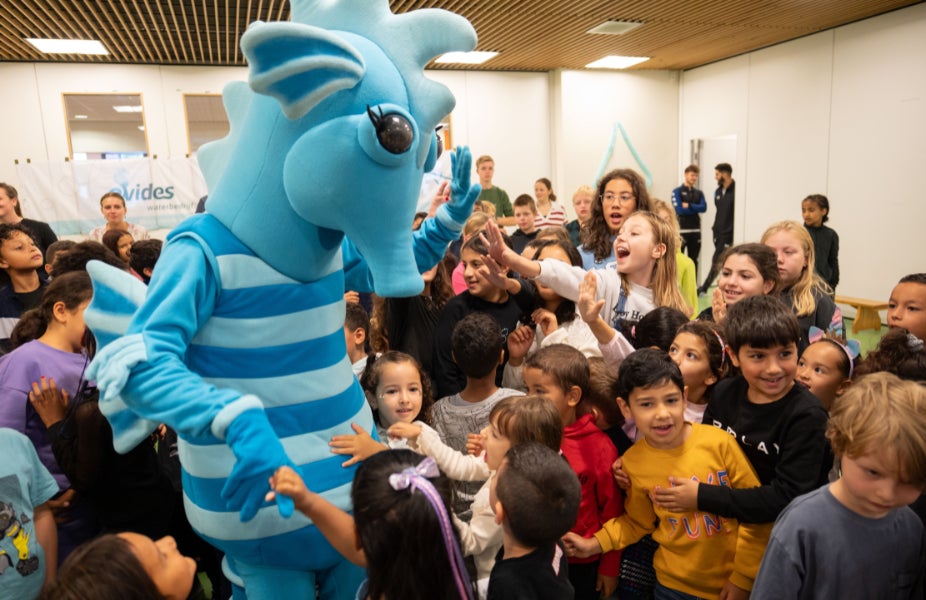 Enthousiaste leerlingen maken kennis met onze mascotte Evi.