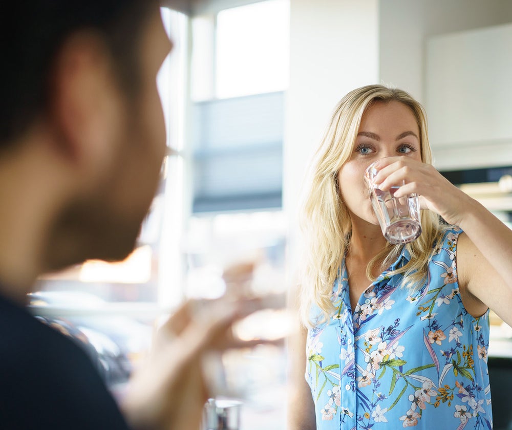 Vrouw drinkt glas water