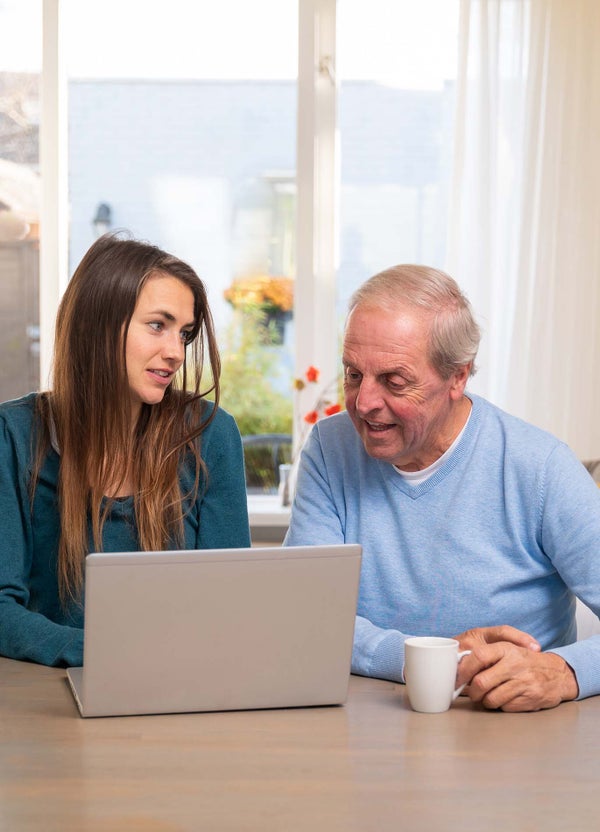 Vrouw en senioren man op laptop
