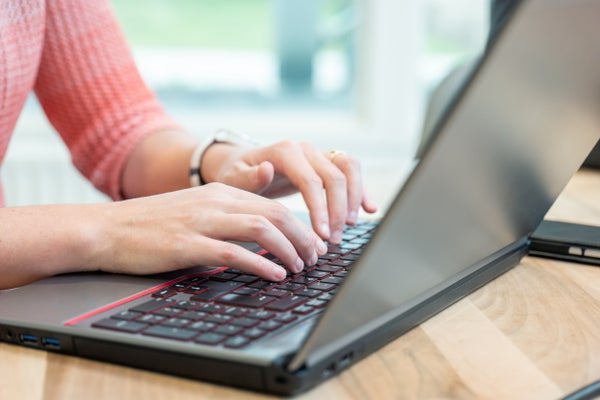 Vrouw typt op laptop