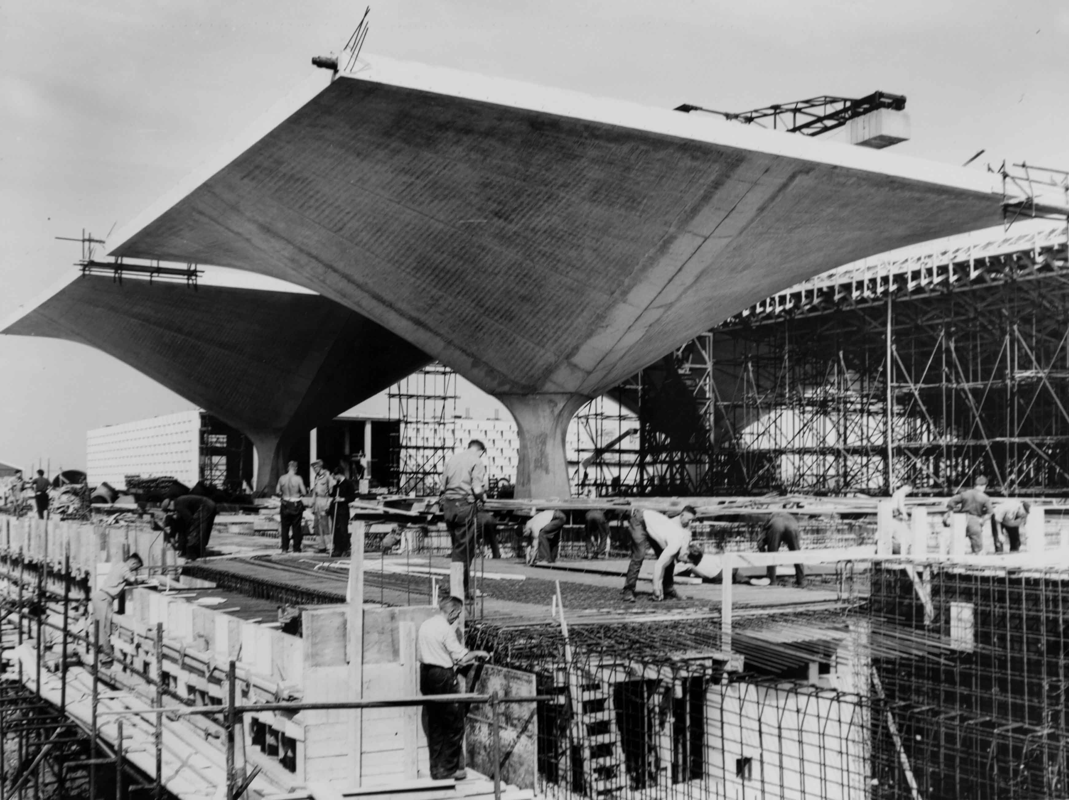 De bouw van het filtergebouw op de Berenplaat.