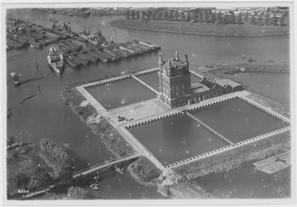 Foto van de watertoren in Dordrecht, genomen tussen 1928 en 1932. 