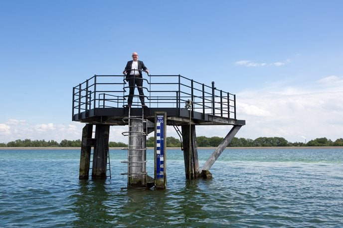 Henk Ketelaars op een plateau boven een waterbron.