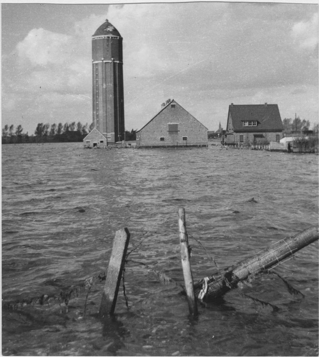 Een deel van Zeeland, in de buurt van Axel en Terneuzen, werd onder water gezet.