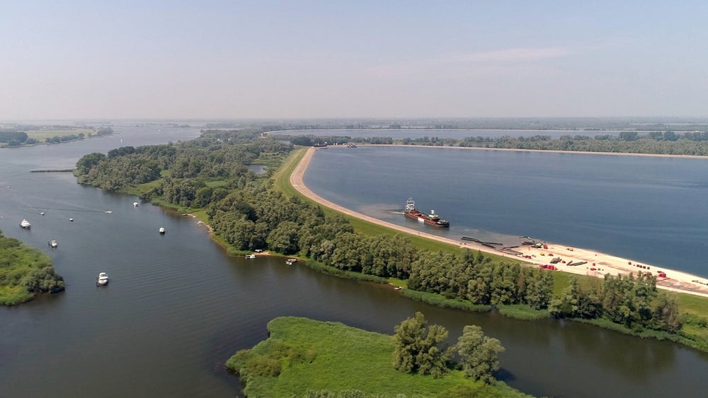 Boot te water in Spaarbekken De Gijster in de Brabantse Biesbosch