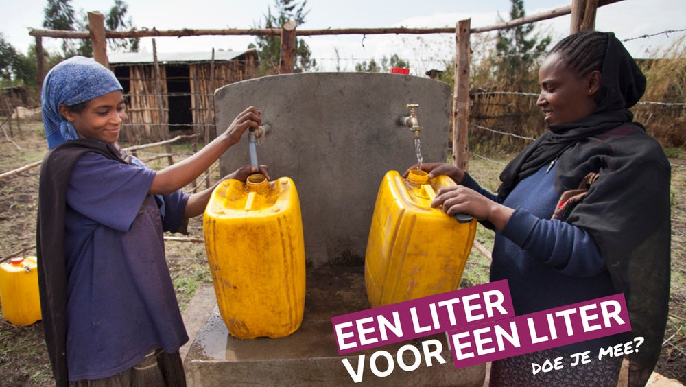 Twee vrouwen vullen ieder een gele jerrycan met water. 