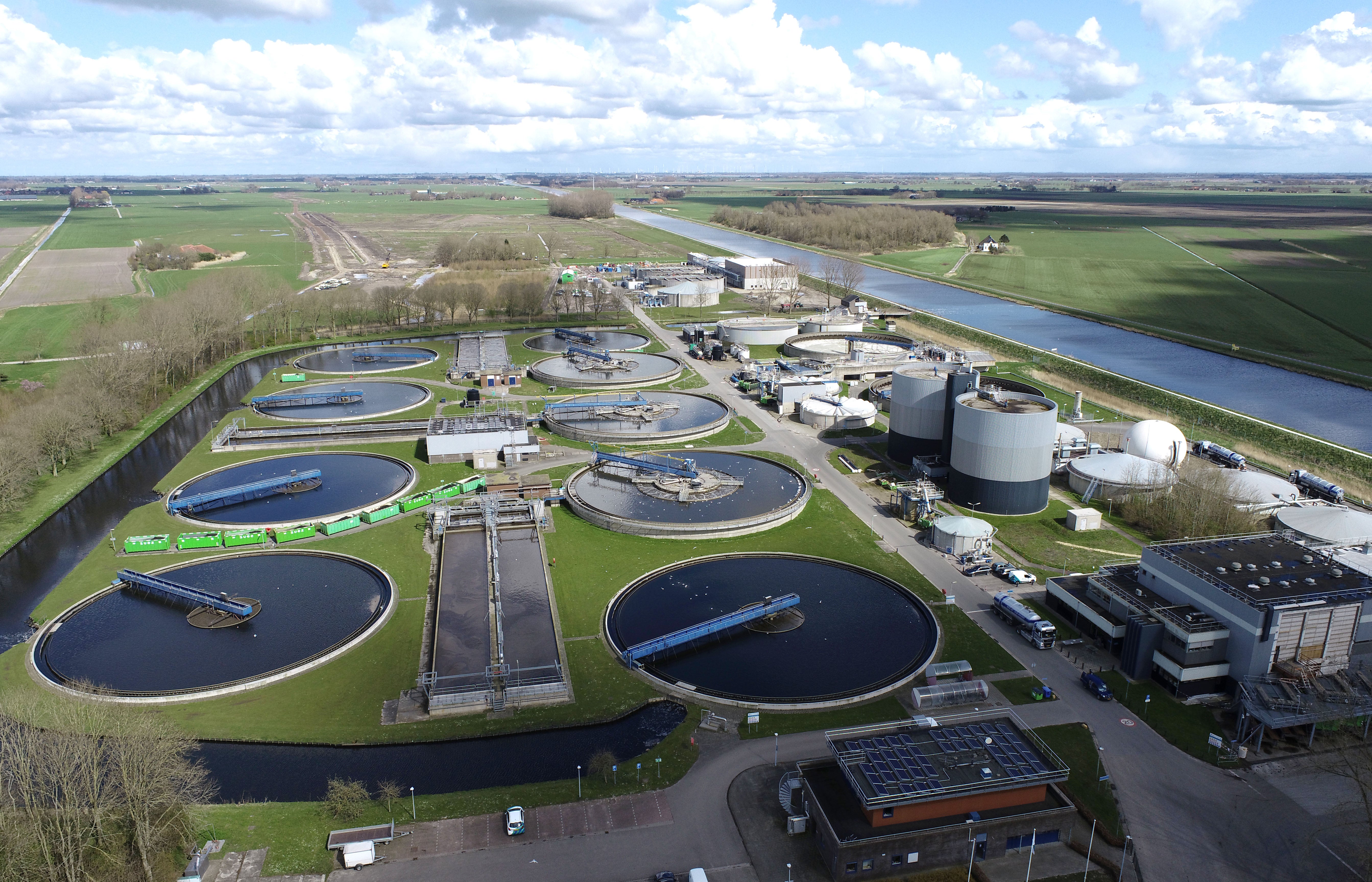 Luchtfoto van rioolwaterzuivering en Industriewaterzuivering Garmerwolde.