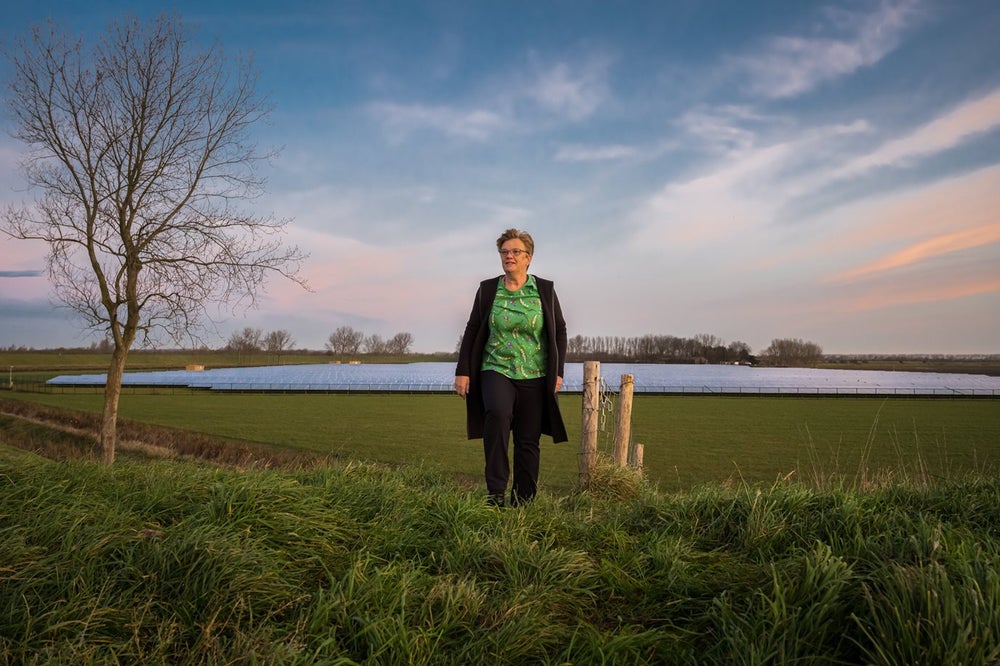 Tea Both, wethouder innovatie en duurzaamheid, Goeree-Overflakkee lopend door een weiland