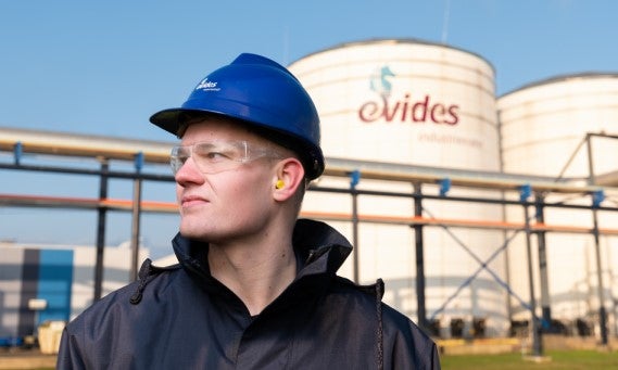 Collega in werkkleding bij waterreservoir