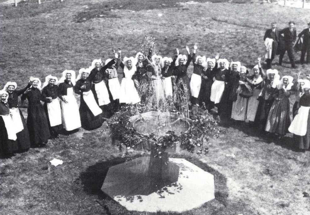 Tientallen vrouwen in Flakkeese klederdracht.