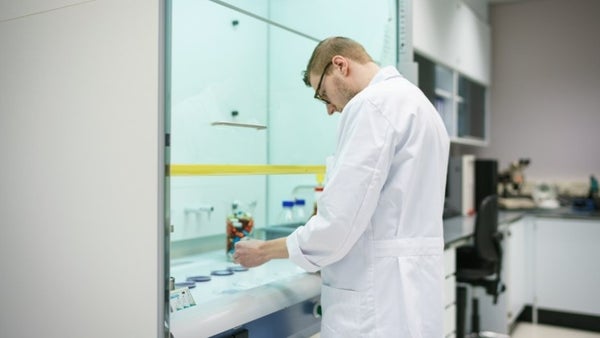 Medewerker in Evides waterlab