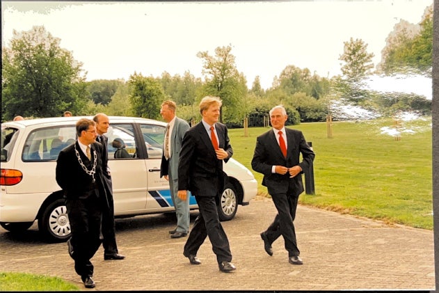Prins Willem-Alexander komt aan bij de Berenplaat.