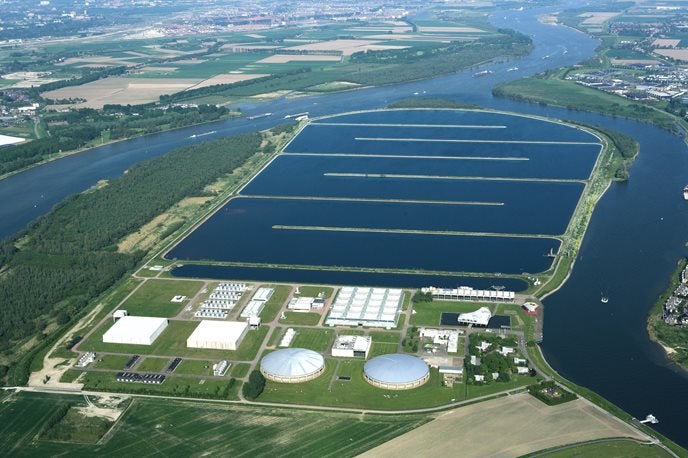 Luchtfoto van zuiveringslocatie Berenplaat met spaarbekken