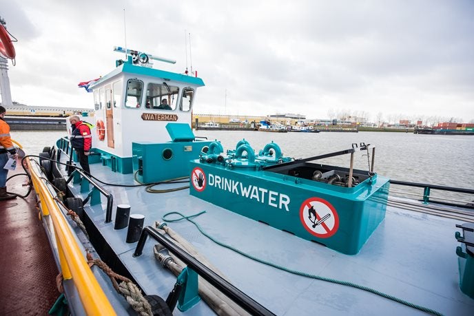 Drinkwaterboot van Evides Waterbedrijf in de haven aan de kade