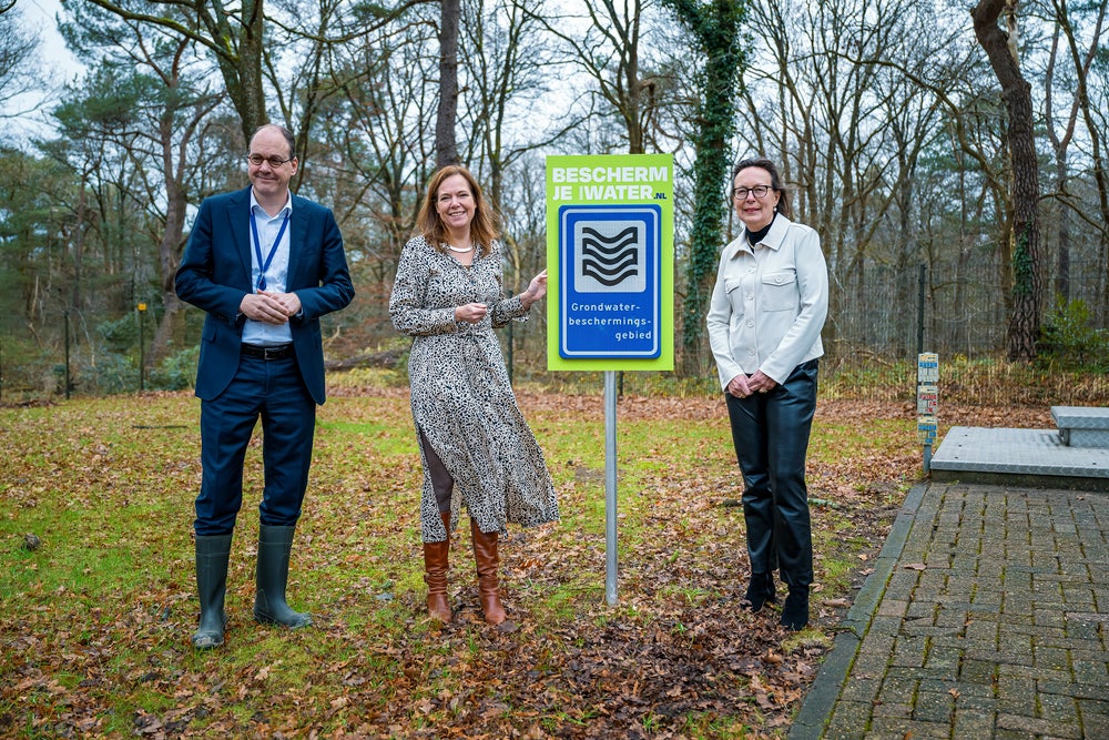 De onthulling van het bord.