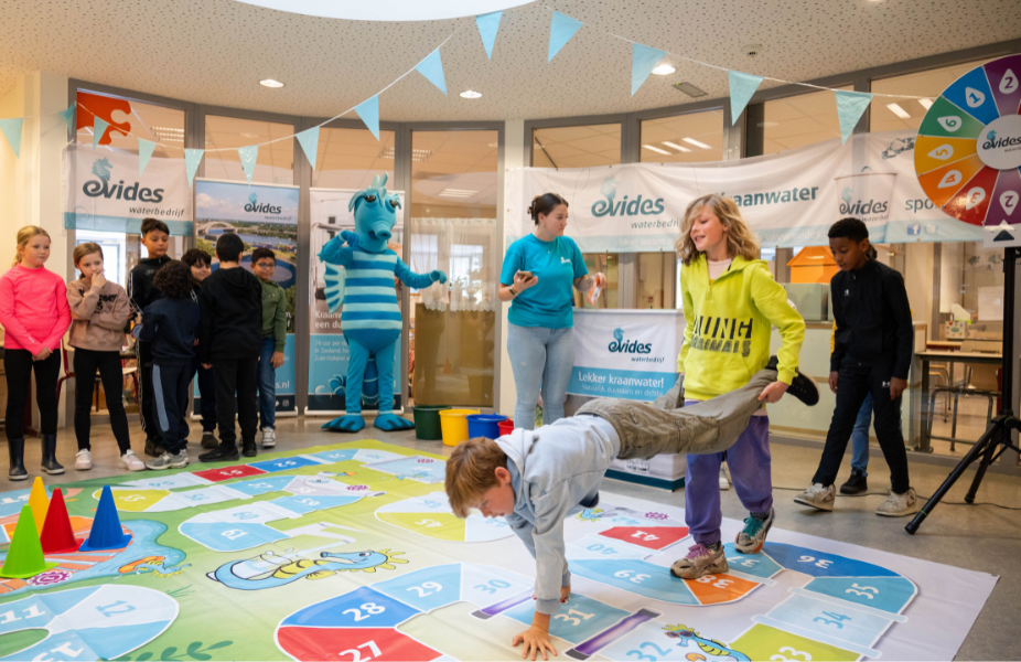 Kinderen spelen het nieuwe watereducatiespel.