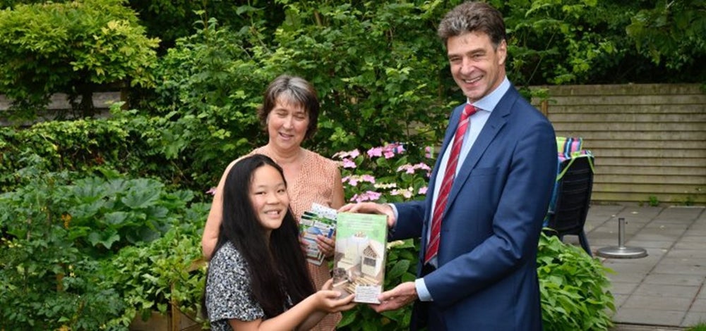 Chris Dekker en Anita Pijpelink met winnaars tuinwedstrijd Zeeland