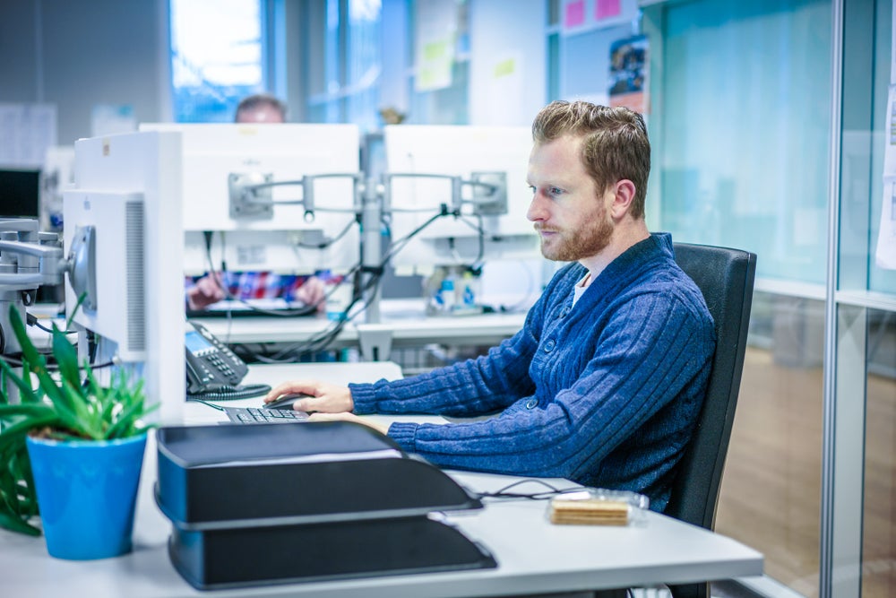 Collega aan het werk op cpmputer