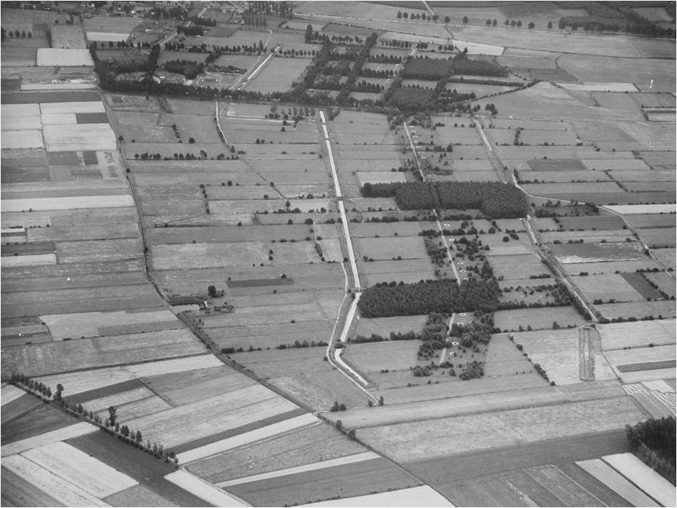 een luchtfoto van het besproken terrein uit de jaren 1930