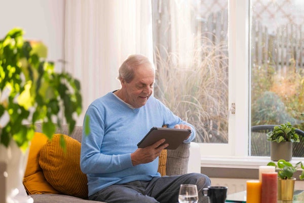 Senioren man op tablet