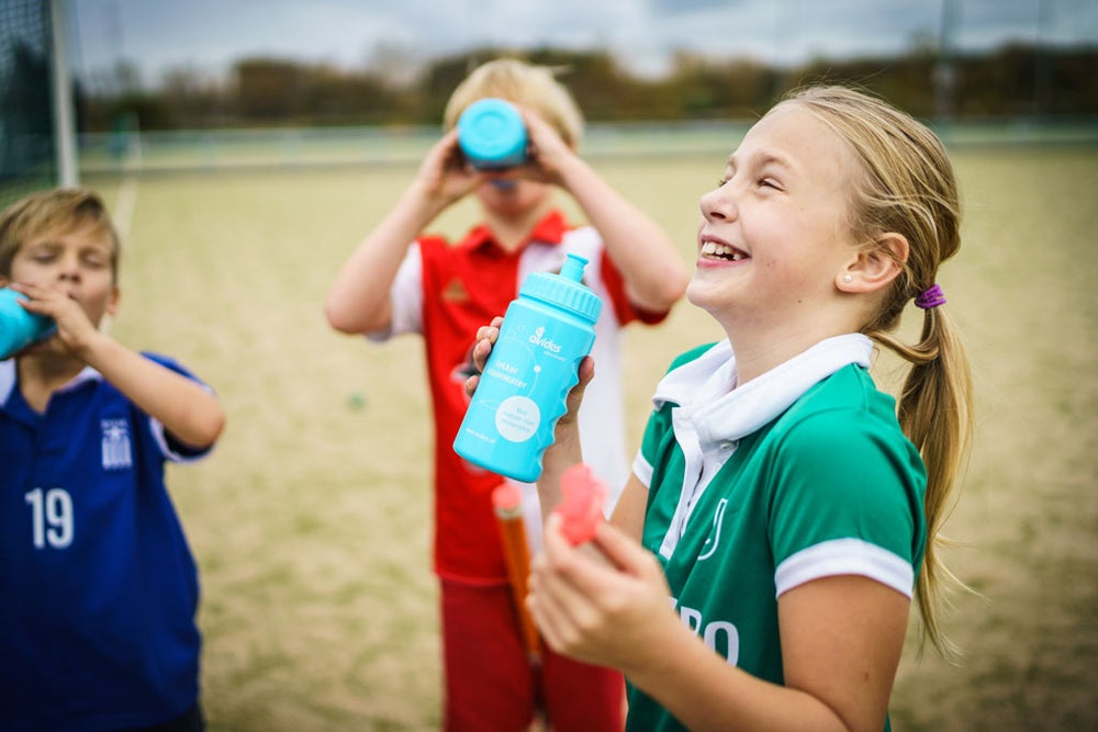 Kinderen drinken uit bidons